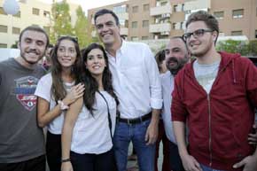 El PSOE se lanza a por el voto de la generación de los 80, que en las encuestas se decanta por Podemos