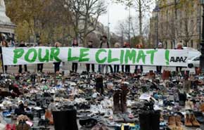 París se llena de zapatos ante la prohibición de manifestaciones