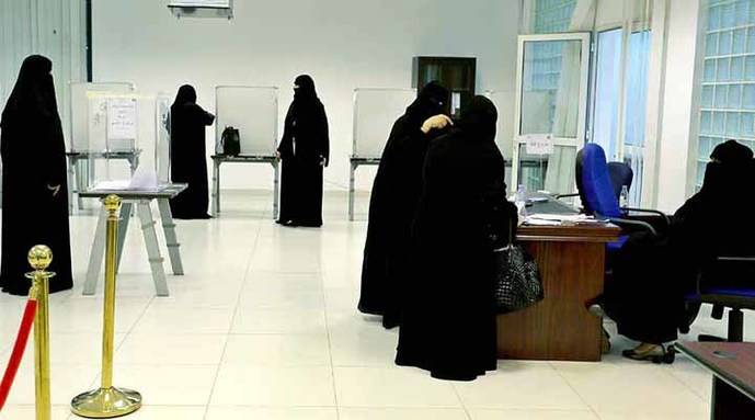 Arabia Saudita elige 13 mujeres concejalas en su primera vez de elecciones duales