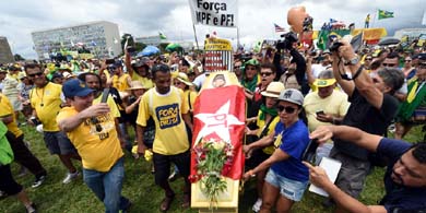 Miles de brasileños protestan para exigir la destitución de Dilma Rousseff