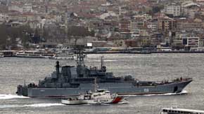Un barco de la Marina, escoltado por una embarcación de la marina turca en el Bósforo 