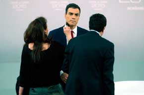 Los últimos retoques del candidato Pedro Sánchez antes del cara a cara (Foto: José González)