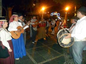 Una decena de grupos folclóricos recorrerán las calles del centro de Santa Cruz de Tenerife, cantando villancicos