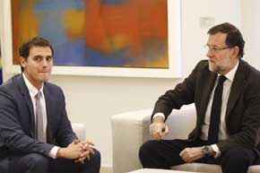 Albert Rivera acudirá a Moncloa a explicar su propuesta de pacto a tres bandas entre PP, PSOE y C's. 