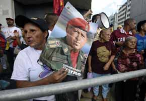Maduro pide 'rebelarse' frente a la retirada de imágenes de Chávez del Parlamento