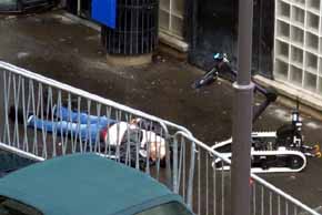 El presunto terrorista muerto frente a la Comisaría de París examinado por un robot de los Tedax (AFP / NEW YORK TIMES / ANNA POLONYI)