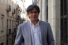 Puigdemont ofrece la 'transversalidad política y territorial' de la AMI para un pacto JxSí-CUP