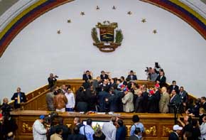 Parlamento venezolano acata orden de Tribunal Supremo y separa diputados suspendidos