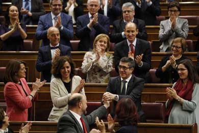 López recibe el aplauso de sus compañeros de la bancada socialista.
