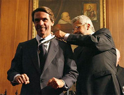 El ex presidente del Gobierno español José María Aznar fue condecorado con la Orden del Fundador al Mérito Político y de Gobierno en la Universidad del Rosario, en Bogotá (Colombia).