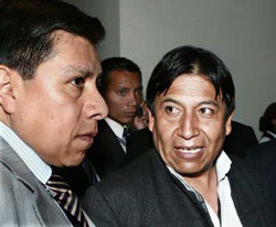 El ministro boliviano de Relaciones Exteriores, David Choquehuanca (d), y su compatriota el ministro de Defensa, Walker San Miguel, hablan durante la reunión del Consejo de Defensa de la Unión de Naciones Suramericanas (Unasur) en Quito (Ecuador).

