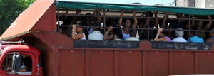 Un camión convertido en autobús en Cuba 

