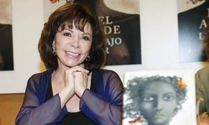 Isabel Allende afirma que en EEUU hay un “racismo brutal” en una entrevista concedida a EFE antes de la presentación de su último libro: “La isla bajo el mar”