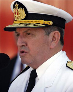 Contraalmirante de las FF.AA.  paraguayas Cíbar Benítez. 