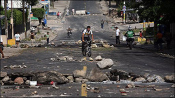  Las desiertas calles de Tegucigalpa muestran los estragos causados por manifestantes de uno y otro bando