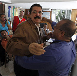 Zelaya ha conseguido entrar en Honduras y se ha refugiado en la embajada de Brasil en Tegucigalpa. En la imagen, recibe las felicitaciones de uno de sus seguidores