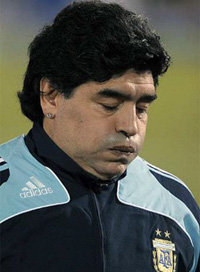 El director técnico de Argentina, Diego Armando Maradona, pensativo tras la derrota ante Paraguay. 