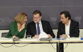 Rajoy inicia una gira por España para defender un Gobierno con PSOE y Cs