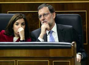 Rajoy, con Sáenz de Santamaría, este miércoles en el Congreso.
