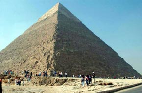 Al menos tres muertos y 17 heridos por una explosión en la turística ciudad de Giza