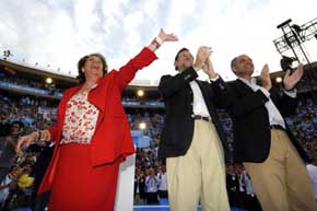 Rita Barberá, Mariano Rajoy y Francisco Camps en Valencia (JOSE JORDAN / AFP)
