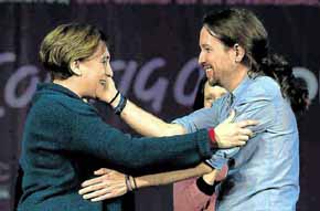 Iglesias con Ada Colau en el mítin central de la campaña del 20-D en Madrid (Javier Soriano - AFP)