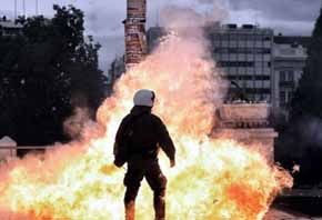 Cócteles molotov y gases lacrimógenos en la tercera huelga general contra Tsipras