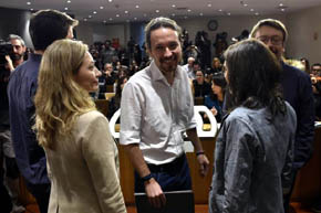 El líder de Podemos, Pablo Iglesias, tras el anuncio de su propuesta de Gobierno junto al PSOE e IU (AFP / GERARD JULIEN)