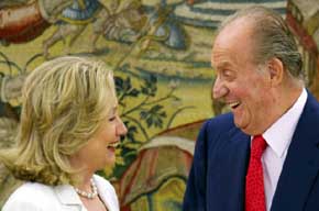 El entonces rey Juan Carlos recibiendo a la secretaria de Estado Hillary Clinton en Zarzuela el 2 de julio de 2011 (Carlos Alvarez/Getty Images Europe)