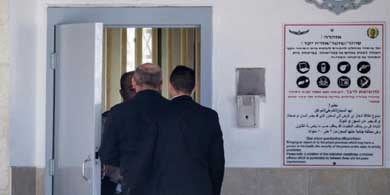 El ex primer ministro israelí Ehud Olmert (centro) ingresa a la prisión de Maasiyahu, en la ciudad de Ramle. 