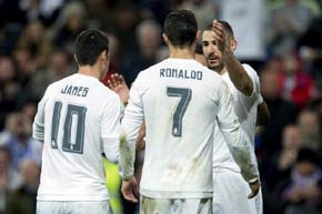 Cristiano Ronaldo celebra un gol con Benzema. / AFP