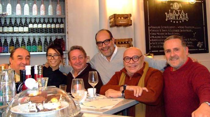 Angel Manuel Gómez (c) con un grupo de periodistas de FEPET. A su derecha, Enrique Sancho autor de este reportaje.