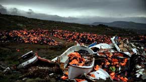 Barcos naufragados y miles de chalecos salvavidas utilizados por los refugiados y los migrantes durante su viaje a través del Egeo
