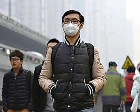 Un residente de Shenyang, en el noreste de China, luce una mascarilla producto de la fuerte contaminación registrada en noviembre pasado.