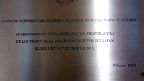 Placa In Memoriam de la procuradora de los tribunales Elisa Sáez Angulo, en los Juzgados de Familia de Madrid
 