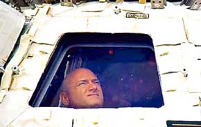 Scott Kelly mira por la cúpula de la Estación Espacial Internacional antes de iniciar su regreso a la Tierra a bordo de una nave rusa Soyuz.

