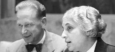 El período de sesiones de la Asamblea General eligió a Vijaya Lakshmi Pandit , de la India, como su presidente. En la foto, Pandit y el Secretario General, Dag Hammarskjöld. 
