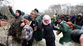 Cientos de migrantes consiguen cruzar la frontera de Macedonia