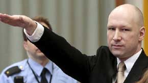 Breivik, con la cabeza rapada, hace el saludo nazi al entrar al tribunal