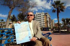 José Antonio Sierra, con un mapa de Irlanda esta semana en el paseo marítimo de Poniente. Gregorio Torres
