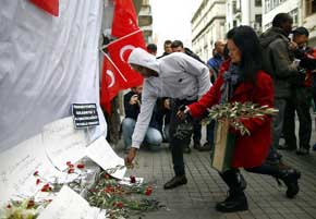 Ofrendas florales en el lugar de los atacas para recordar a las víctimas