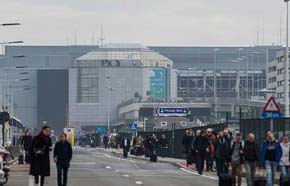 Aeropuertos de Europa extreman seguridad tras explosiones en Bélgica