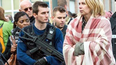 La policía junto a la gente que era evacuada del aeropuerto de Bruselas. 
