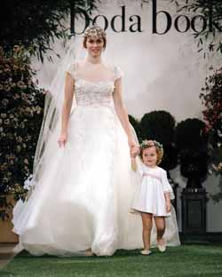 Priscila de Gustin, la modelo internacional desfila en la pasarela con su hija Teresa
 