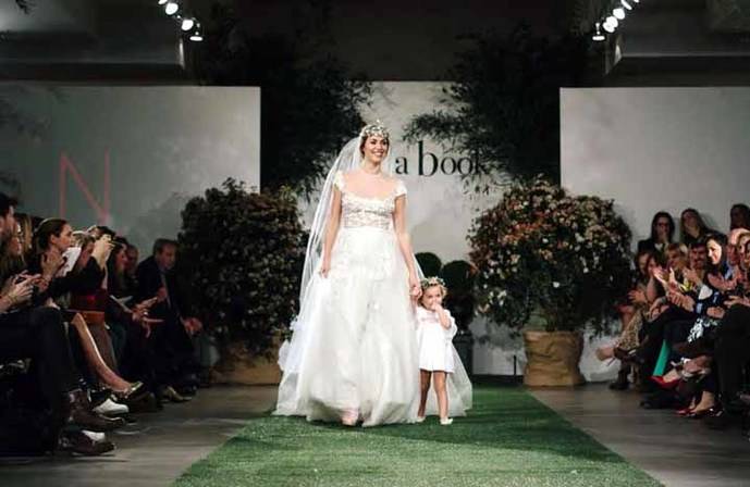 Priscila de Gustin, la modelo internacional desfila en la pasarela con su hija Teresa
 