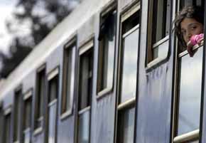 Inmigrante mira dentro de un vagón del tren en frontera heleno-macedonia 