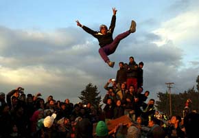 Refugiados cantan, bailan y saltan mientras esperan en Idomeni 