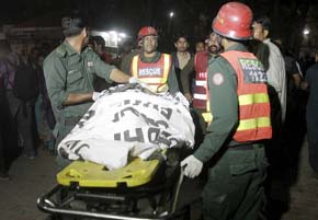 Rescatistas en el sitio de la explosión en Pakistán 
