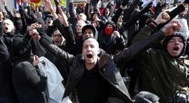 Hooligans irrumpen concentración pacífica contra atentados en Bruselas