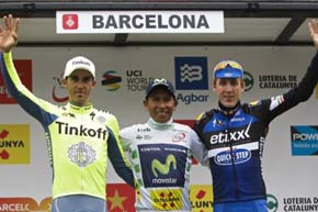 Nairo Quintana (c), ganador, junto al español del Tinkoff Alberto Contador (i), segundo clasificado y al irlandés del Etixx Daniel Martin, tercero en el podio tras la 96 edición de la Vuelta a Cataluña. / EFE
